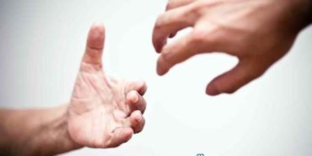 To hænder rækker ud efter hinanden. Foto: Colurbox.