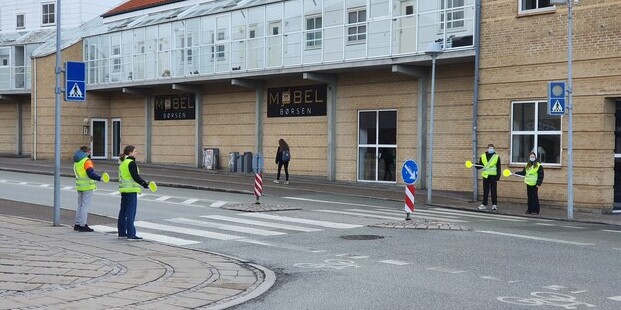 Skolepatruljen sikrer sikker overgang for fodgængerne ved Frederikssund Private Realskole. . Foto: Frederikssund Private Realskole..