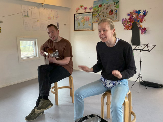 Peter Price på guitar og Isabella Hübener synger for børnene i Børnehuset Bakkegården. Foto: Mikala Tordrup.