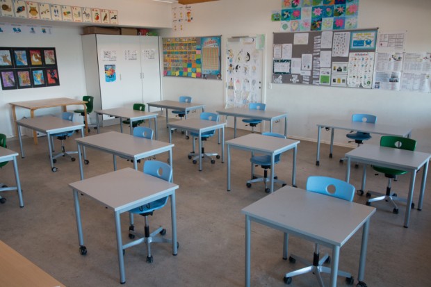 Et klasseværelse på Ådalens Skole med stor afstand mellem bordene.