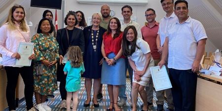 12 nye danske statsborgere sammen med borgmester Tina Tving Stauning (A). Foto: Frederikssund Kommune.