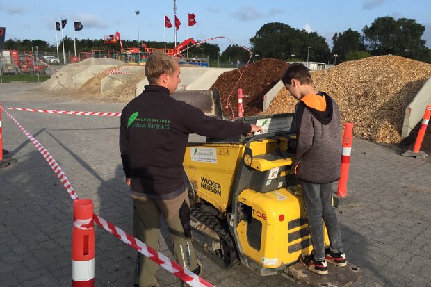 En elev får instruktioner i at betjene en motorbør. Foto: Frederikssund Kommune.