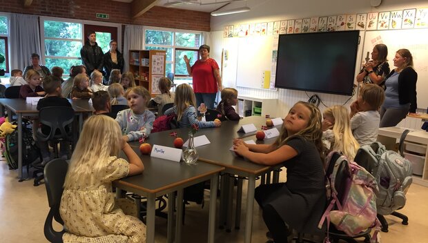 0. A sidder klar ved bordene på første skoledag. Foto: Frederikssund Kommune.