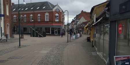 Jernbanegade i Frederikssund med butikker på begge sider. foto: Frederikssund Kommune.