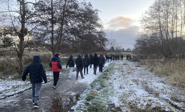Trekløverskolen afdeling Falkenborgs elever på walk and talk i Sillebro Ådal. Foto: Frederikssund Kommune.