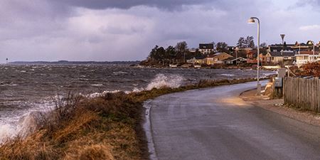 Strandvej med vandet piskende ind over. Foto: Frederikssund Kommune, Kenneth Jensen.