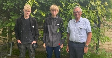 På billedet ses Benjamin og August sammen med Kjeld, der er er lærer. Foto: Frederikssund Kommune På billedet ses Benjamin og August sammen med Kjeld, der er er lærer. Foto: Frederikssund Kommune