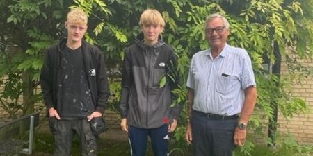 Benjamin, August og deres lærer, Kjeld. Foto: Frederikssund Kommune.