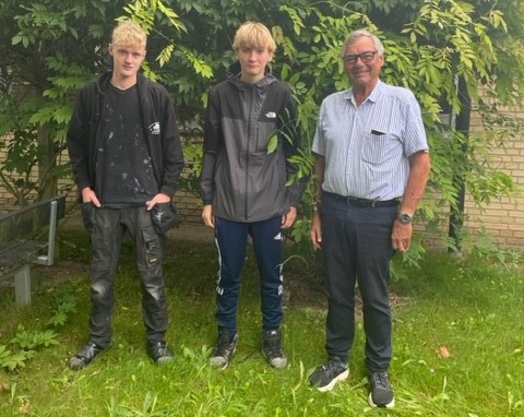 På billedet ses Benjamin og August sammen med Kjeld, der er er lærer. Foto: Frederikssund Kommune