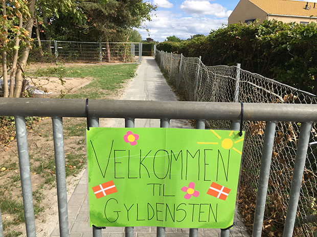 Der var sat velkomstskilt på lågen ind til Børnehuset Gyldensten. Foto: Frederikssund Kommune.