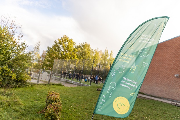 Beachflag med teskterne leg og bevægelse sammen, sund mad og drikke sammen, oplevelser og nærhed sammen - børneliv i sund balance . Foto: Frederikssund Kommune, Kenneth Jensen.