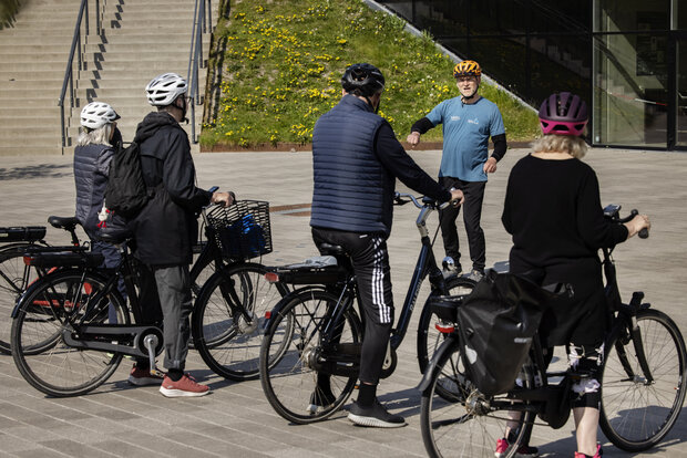 Fire cyklister undervises på elcykel. Foto: Frederikssund Kommune.