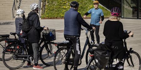 Fire cyklister undervises på elcykel. Foto: Frederikssund Kommune.