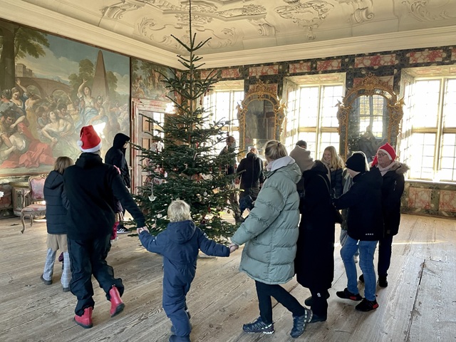 Dansen om juletræ på Selsø Slot. Foto: Selsø Slot