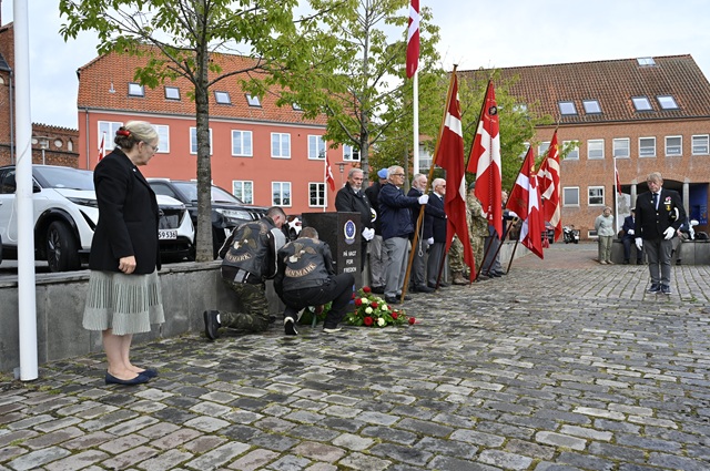 Motorcykelklubben POW-MIA Eagles bestående af veteraner lagde krans lagt ved mindestenen på Torvet.. Foto: Frederikssund Kommune.