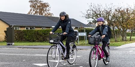 Mor og datter cykler. Foto: Frederikssund Kommune, Kenneth Jensen.