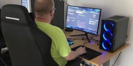 Person spiller på en gamingcomputer. Foto: Frederikssund Kommune.