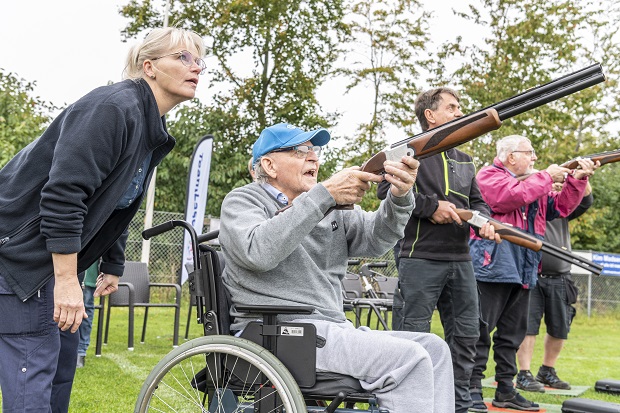 Ældre herre i kørestol er klar til at affyre geværet. Foto: Frederikssund Kommune, Kenneth Jensen.
