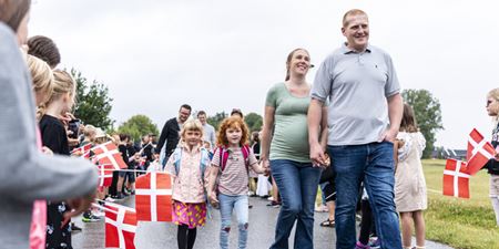 Skolen øvrige elever tog imod alle de nye 0. klasser med flagallé og velkomstsang. Foto: Frederikssund Kommune, Kenneth Jensen.