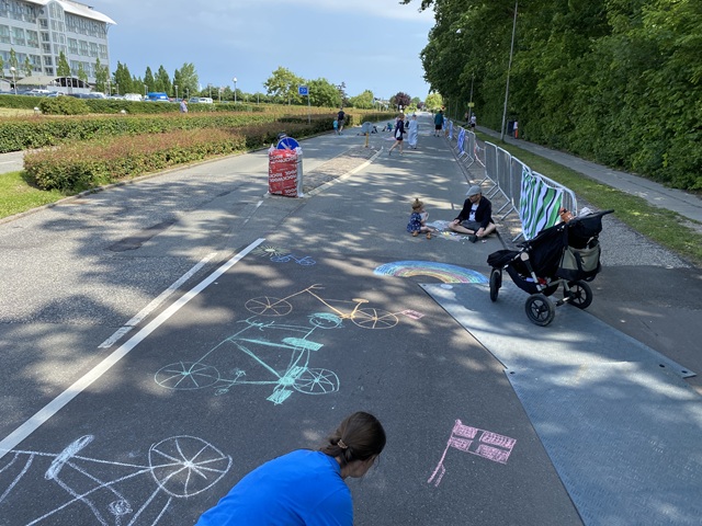 Odinsvej bliver farvelagt med kridt, så den er klar til at feltet kommer forbi. Foto: Frederikssund Kommune.