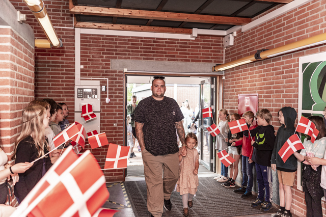 De nye elever blev modtaget med flag og sang af skolens øvrige elever. Foto: Frederikssund Kommune, Kenneth Jensen.