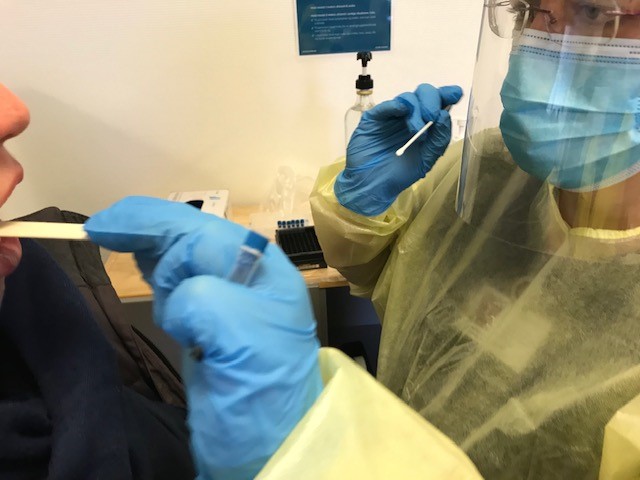 PCR test foretages af person iført værnemidler. Foto: Frederikssund Kommune.