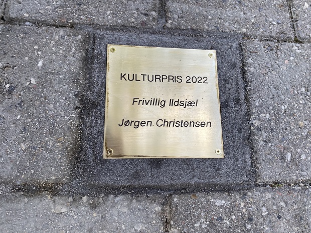 Plakette med teksten Kulturpris 2022, Frivillig ildsjæl, Jørgen Christensen. Foto: Frederikssund Kommune.