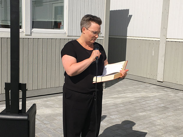 Pædagogisk leder Tania Stensgaard Nielsen læser op fra en bog med et hjemmelavet eventyr i. Foto: Frederikssund Kommune.
