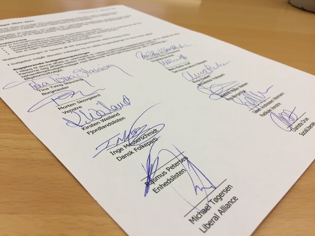 Den underskrevne budgetaftale. Foto: Frederikssund Kommune.