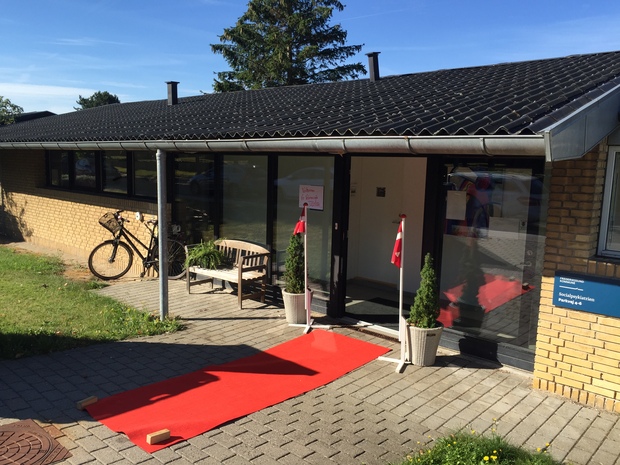 Den røde løber var rullet ud ved huset på parkvej 4-6 i Jægerspris. Foto: Frederikssund Kommune.