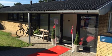 Den røde løber var rullet ud ved huset på parkvej 4-6 i Jægerspris. Foto: Frederikssund Kommune.