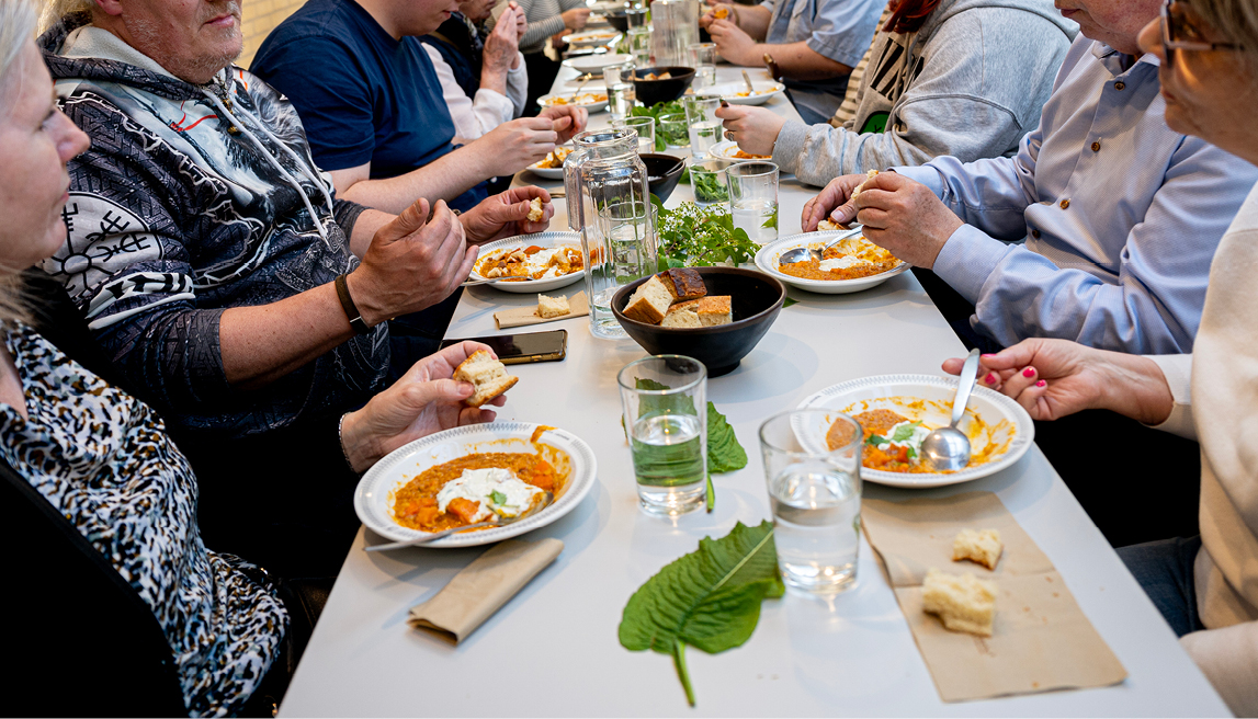 Fællesspisning i gården. Foto: UGE17