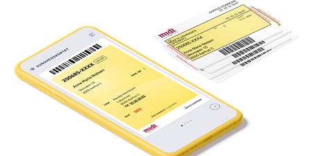 Mobiltelefon med sundhedskort appen åben og et sundhedskort ved siden af. Grafik: Digitalstyrelsen