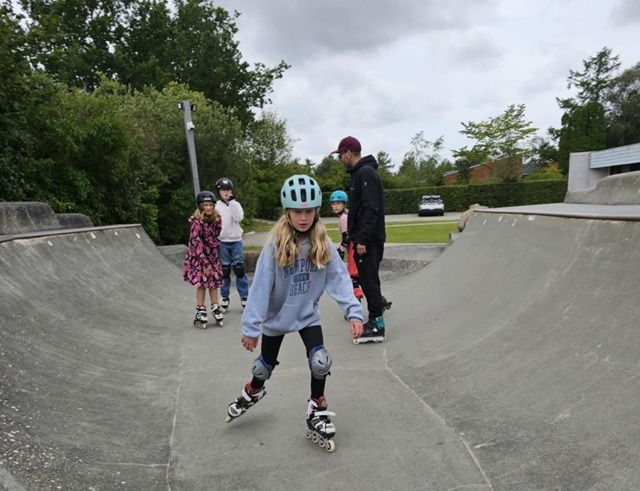 En pige på rulleskøjter på skaterbane. Foto: Frederikssund Kommune.