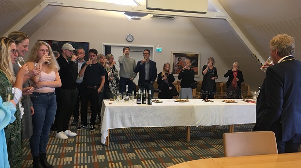 De nye statsborgere og deres familier skåler i champagne med borgmesteren og de fremmødte byrådspolitikere. Foto: Frederikssund Kommune.