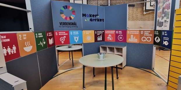 Et af Makerværkets lokaler med FNS verdensmål på væggen. Foto: Frederikssund Kommune.