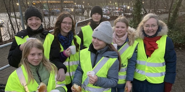 Dagens skolepatrulje fik besøg af blandt andre borgmester Tina Tving Stauning. Foto: Frederikssund Kommune.