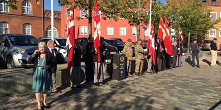 Flagdag på Torvet i Frederikssund med æresgarde med faner og borgmester Tina Tving Stauning, der holder tale. Foto: Frederikssund Kommune.