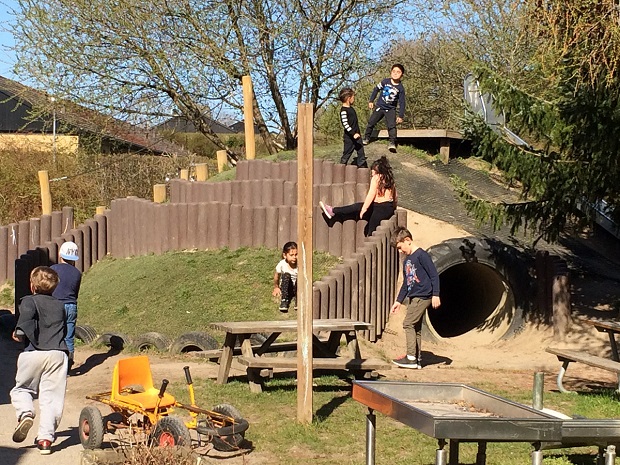 Børn leger på legeplads i solskin ved Børnehuset Skuldshøj. Foto: Frederikssund Kommune.