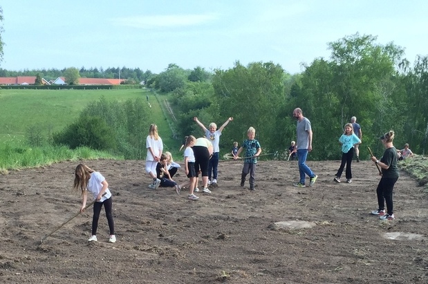 Børn fra 3. klasse arbejder med haveredskaber. Foto: Frederikssund Kommune.