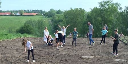 Børn fra 3. klasse arbejder med haveredskaber. Foto: Frederikssund Kommune.