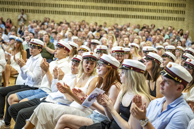 Feststemte studenter på Frederikssund Gymnasium fredag. Foto: Kenneth Jensen.