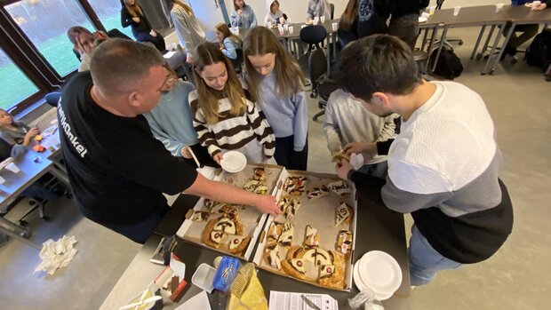 Elever på Fjordlandsskolen i Skibby startede dagen med kagemand. Foto: Frederikssund Kommune.