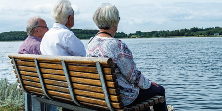 Tre ældre personer sidder på en bænk med udsigt over fjorden. Foto: Frederikssund Kommune, Kenneth Jensen.