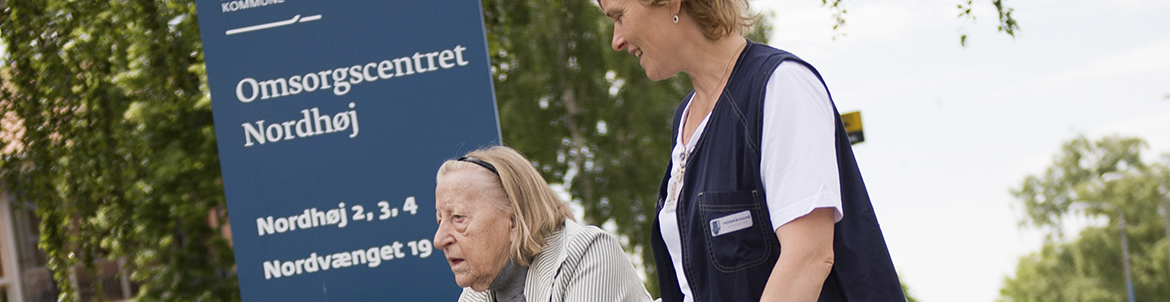 Borger og medarbejder ved indkørslen til Nordhøj. Foto: Kenneth Jensen.