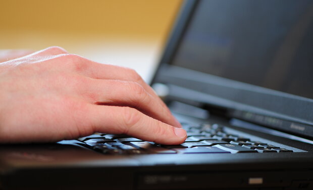 Hånd på tastatur. Foto: Kenneth Jensen.