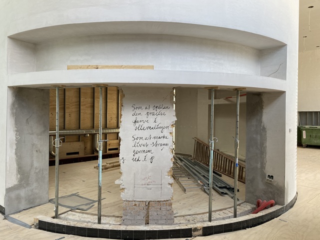 Den let genkendelige bue i indgangen til Willumsens Museum er ved at blive lavet om til billetsalg. Foto: Frederikssund Kommune.