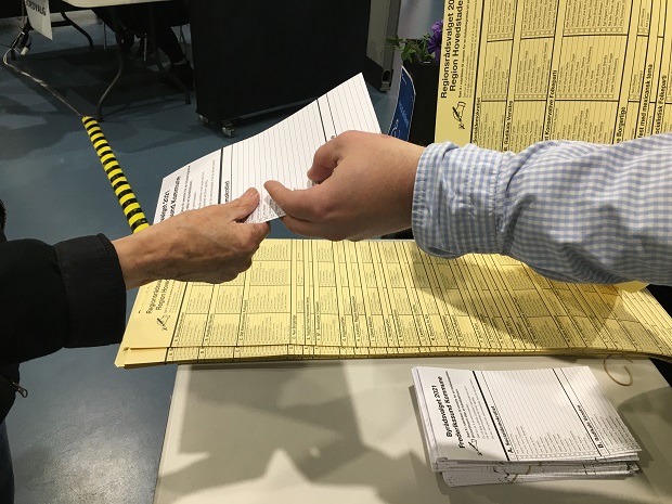 Stemmeseddel overrækkes. Foto: Frederikssund Kommune.