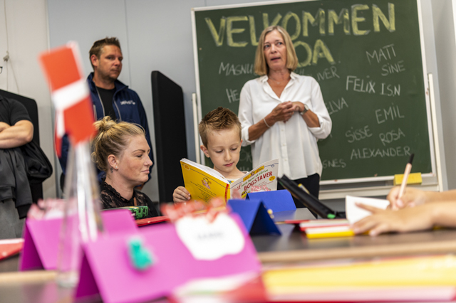 Klasselærer i 0. A, Mette Kreiberg, byder velkommen. Foto: Frederikssund Kommune, Kenneth Jensen.