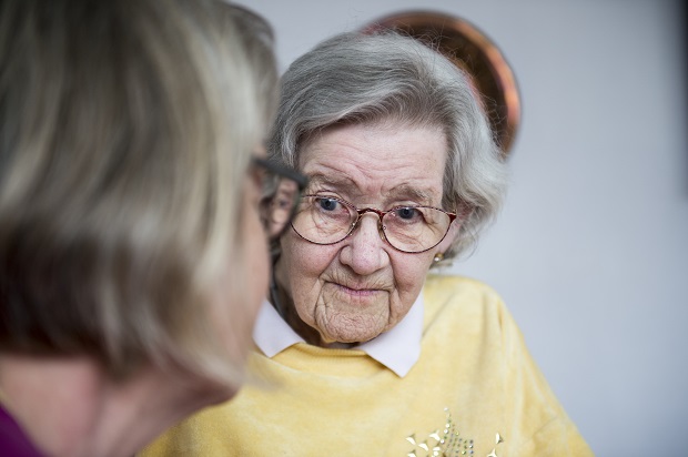 Ældre borger i samtale med anden kvinde. Foto: Frederikssund Kommune, Kenneth Jensen.